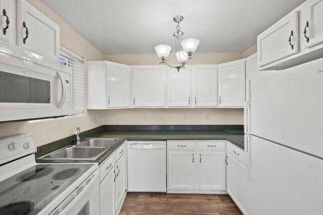 Building Photo - 977-979 Columbine Ave