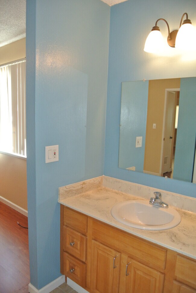 Building Photo - Beautiful 3 Bedroom / 2 Bathroom Pittsburg...