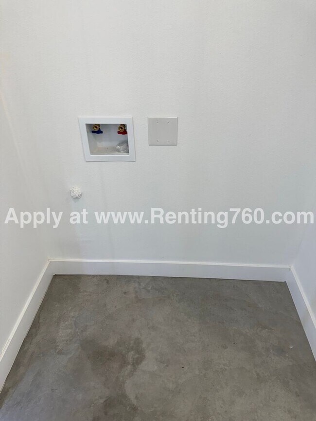 Building Photo - Modern 1 Bed 1 Bath Home!