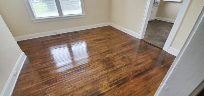 Building Photo - Lovely 2 Bedroom with a Large Yard!