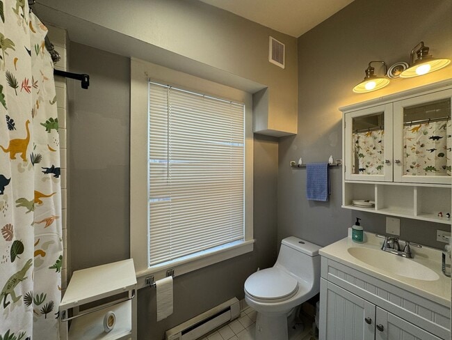 Building Photo - 7 bedroom/ 3bath Mins. from UC + Med Campu...