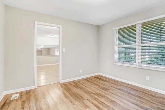 Building Photo - 10017 Edgebrook Ln