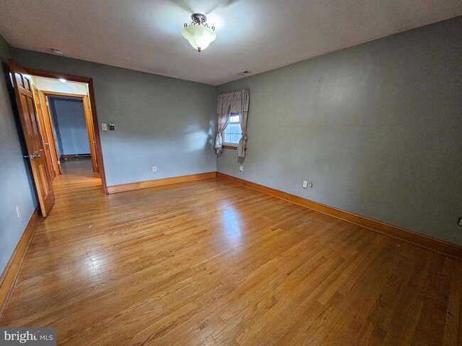 Building Photo - 615 Villa Ave