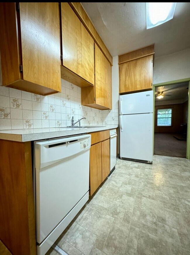 Building Photo - Vintage Living In Montavilla~ Front Porch~ Unfinished Basement~ Large Fully Fenced Yard