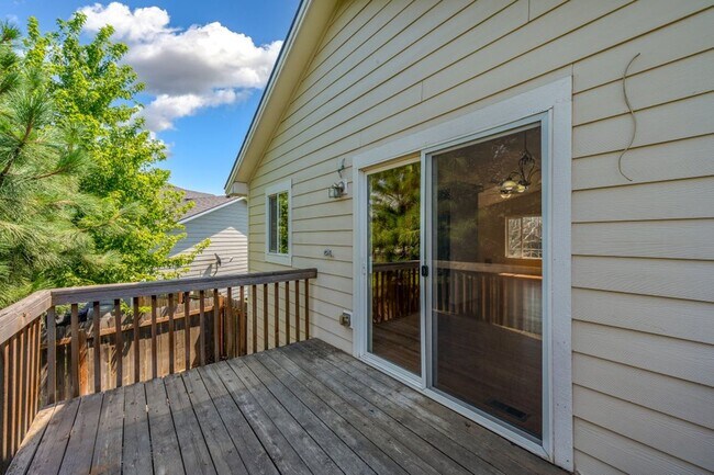 Building Photo - 5 bed 3 bath split level near State Line