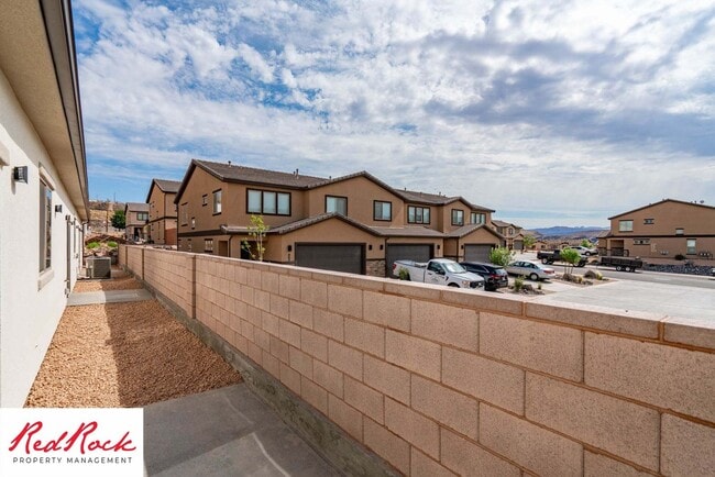 Building Photo - Beautiful Townhome in Hurricane Heights!