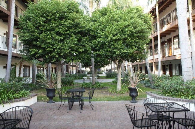 Building Photo - Los Caballeros #006