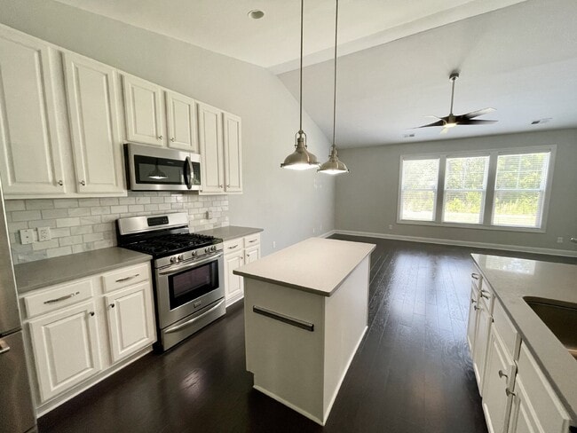 Building Photo - Three Bedroom, Cypress Ridge Townhouse!