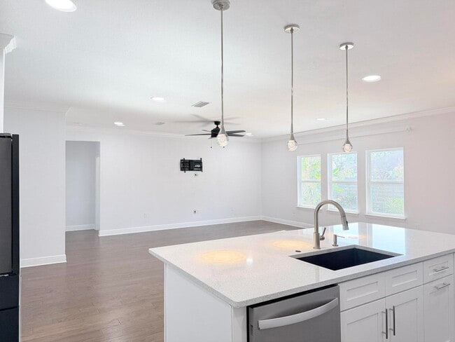 Building Photo - 590 Las Roblas Grande Dr