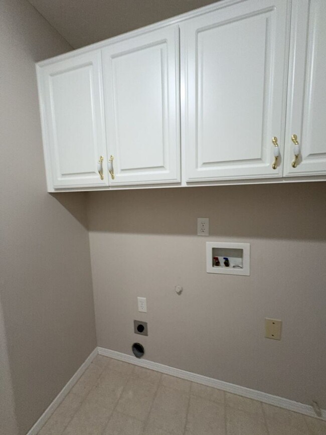 Building Photo - Three Bedroom, Two Bath in the Vineyards N...