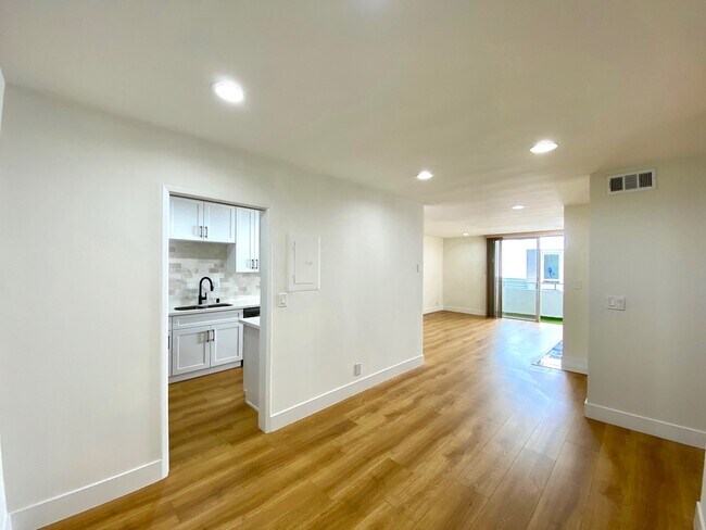 Building Photo - 1010 N Kings Rd