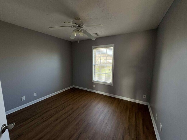 Building Photo - Welcome to Chinook Haven – Your Spacious Retreat Near Fort Campbell!