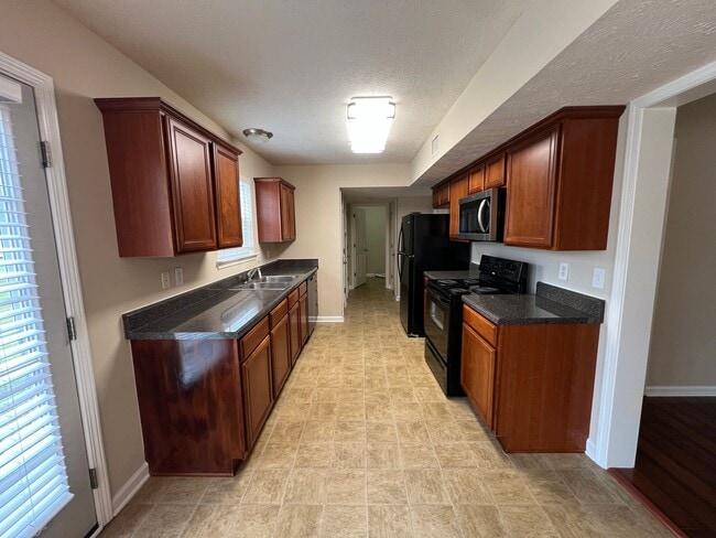 Building Photo - Cute 3 BR 2.5 BA Home Located in Culdesac in Evergreen Farms