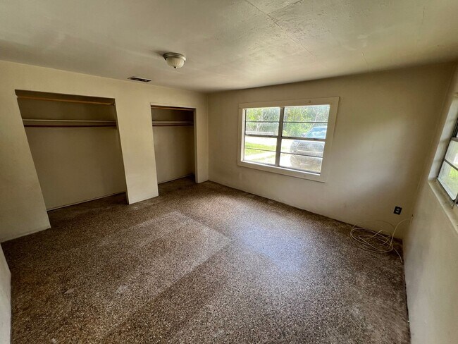 Building Photo - HUGE 3BR/1BA Dade City Home w/Large Bedroo...