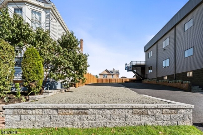 Building Photo - 246 Cortlandt St