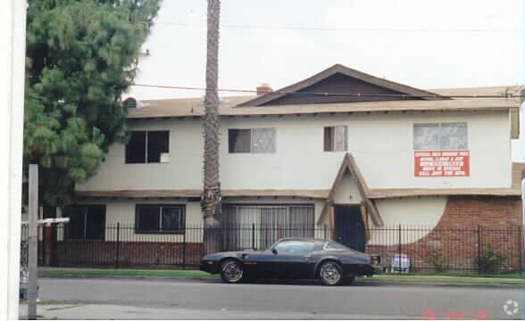 Building Photo - Compton Apts