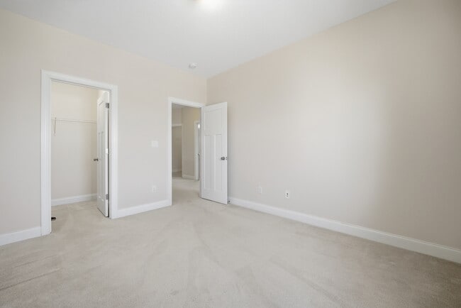Building Photo - 3135 Patrick Henry Dr