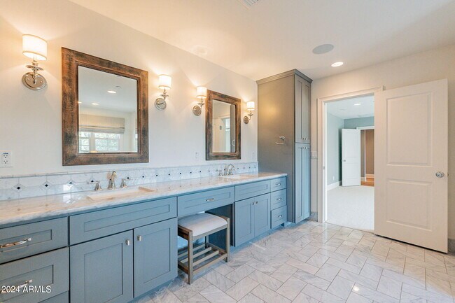 Building Photo - 6433 E Calle Camelia
