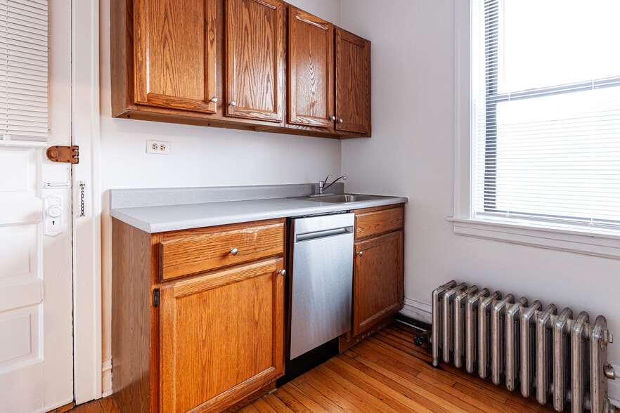 Building Photo - 1913 W Larchmont Ave