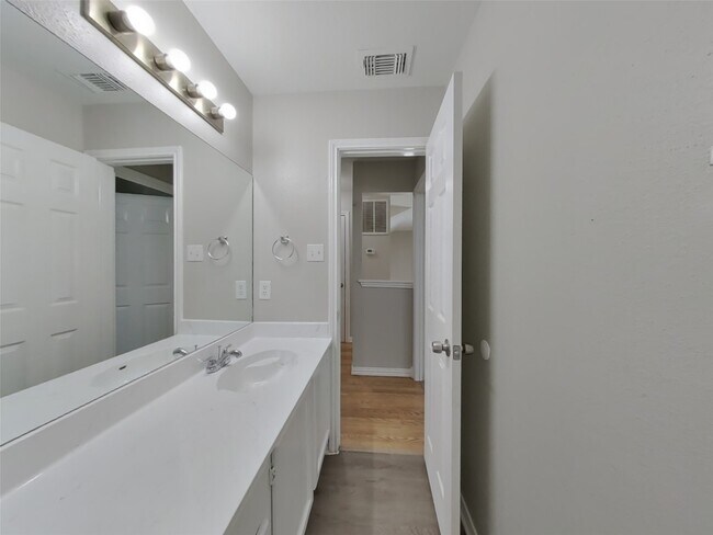 Building Photo - 13603 Lynnville Dr