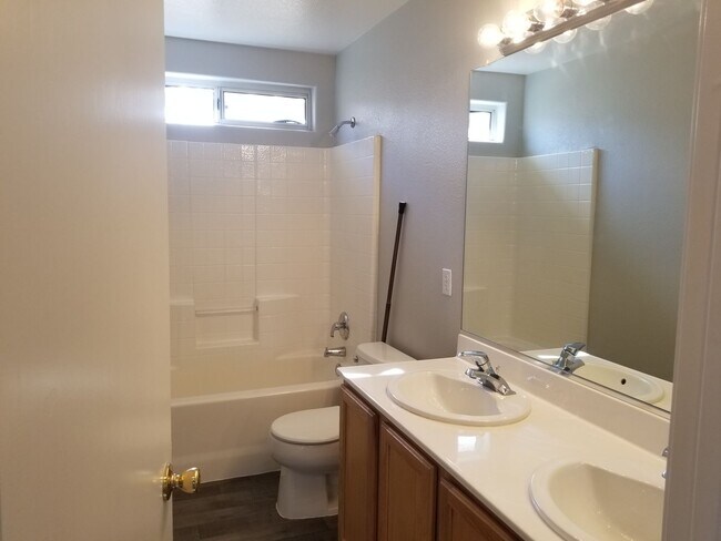 Building Photo - 4 Bedroom Single Family!!