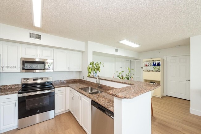 Building Photo - 1155 Brickell Bay Dr