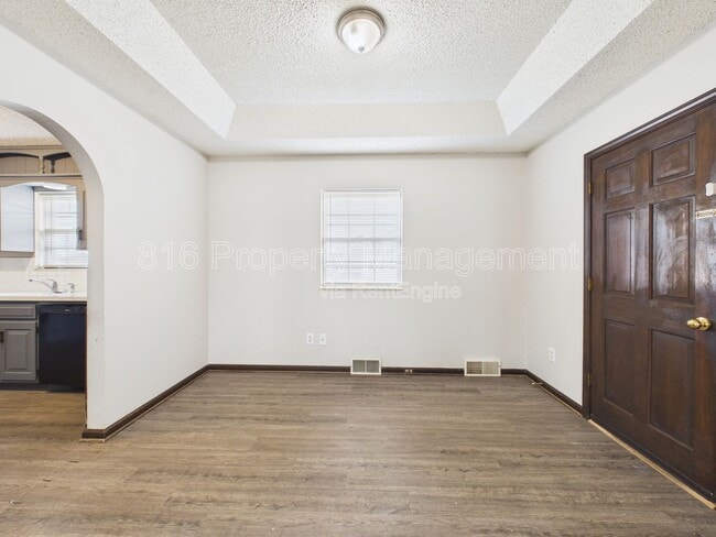 Building Photo - 3929 S Carriage Ln