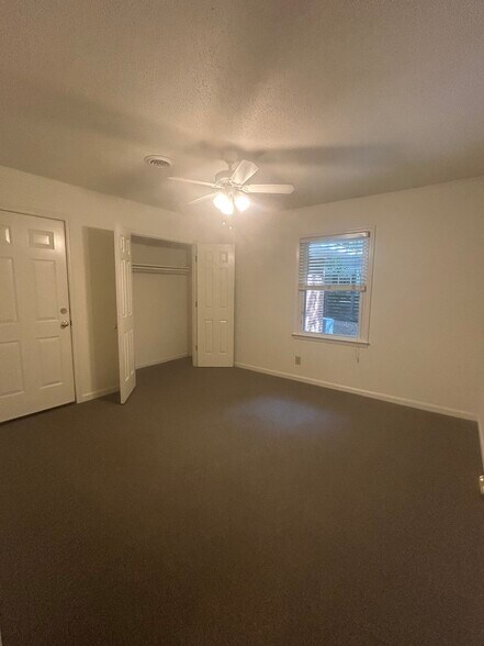 Building Photo - 112 W Poplar Ave