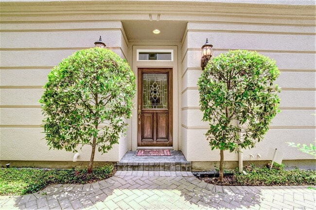 Building Photo - Stunning 3 Bed / 3.5 Bathroom in Heart of Hyde Park/Montrose!