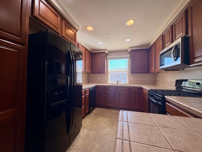 Building Photo - Beautiful Well Kept 2 Bedroom, 2 Bathroom in Roseville!