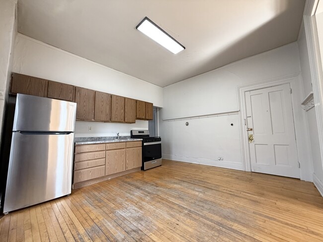Building Photo - 215 N Pinckney St
