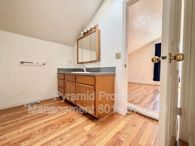 Building Photo - 1099 Shepard Ln