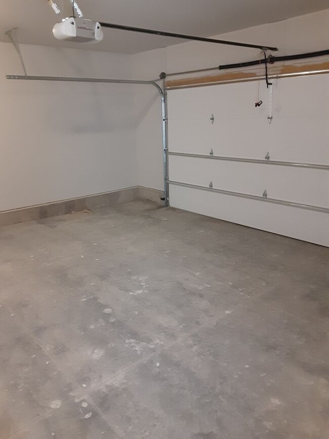 Building Photo - Modern Living in a 3-Bed, 2-Bath Townhome with Attached 2 Car Garage