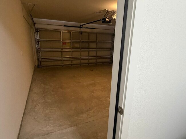 Building Photo - 523 Robin Ct