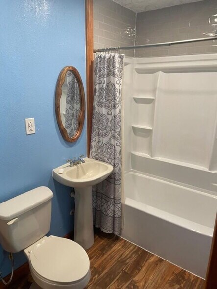 Building Photo - 141 W Dickson Ave