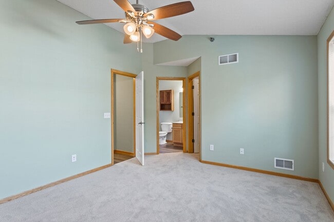 Building Photo - Freshly Remodeled 3bd 3ba Townhome for Ren...