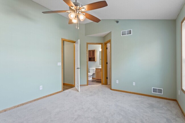 Building Photo - Freshly Remodeled 3bd 3ba Townhome for Rent in Club West, Blaine – Pond View!
