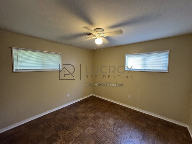 Building Photo - 3038 Lakewood Dr
