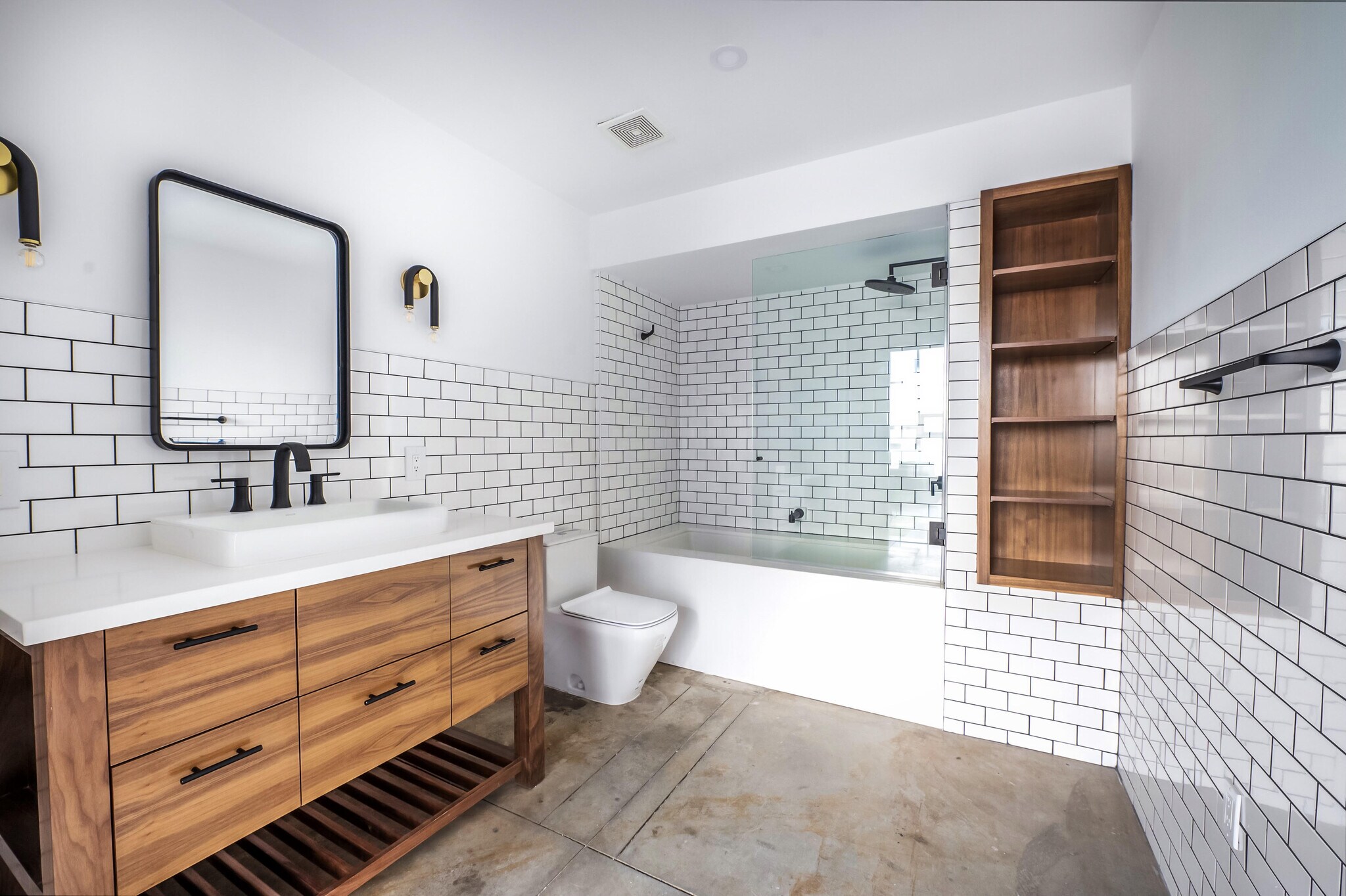 Building Photo - 130 S Hewitt St