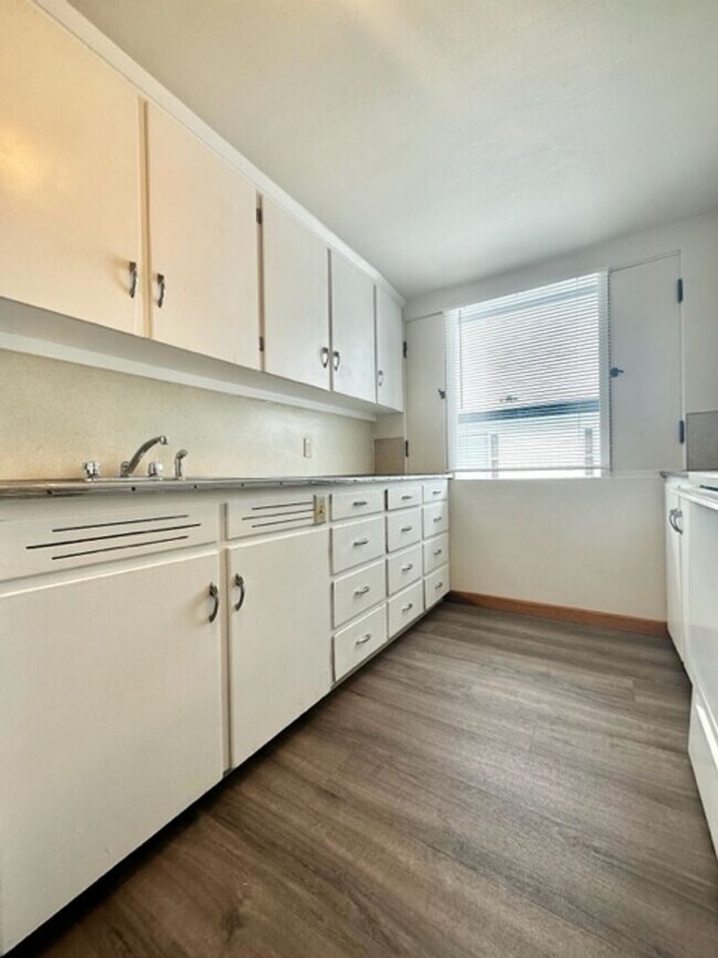 Building Photo - 503 S Main St