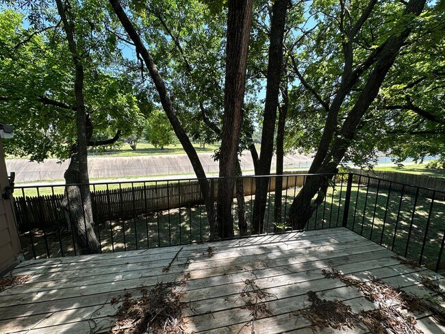 Building Photo - 2 bedroom/2 bath 2nd Floor Condo