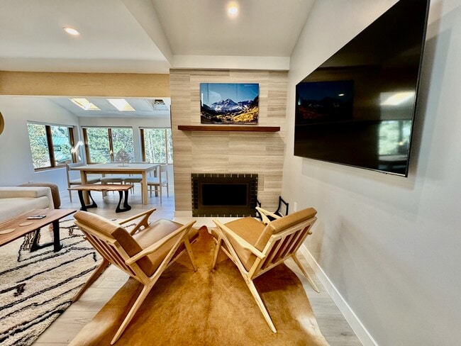 Building Photo - 910 W Hallam St