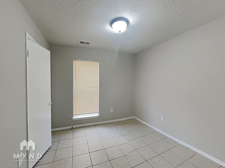 Building Photo - 6340 Yorkshire Cove