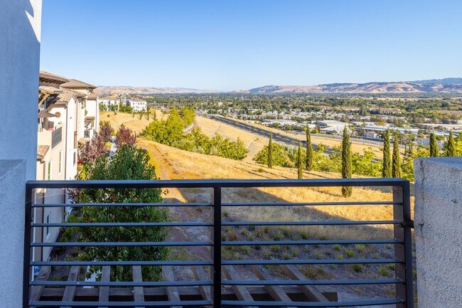 Building Photo - Beautiful two bedroom on Communication Hil...