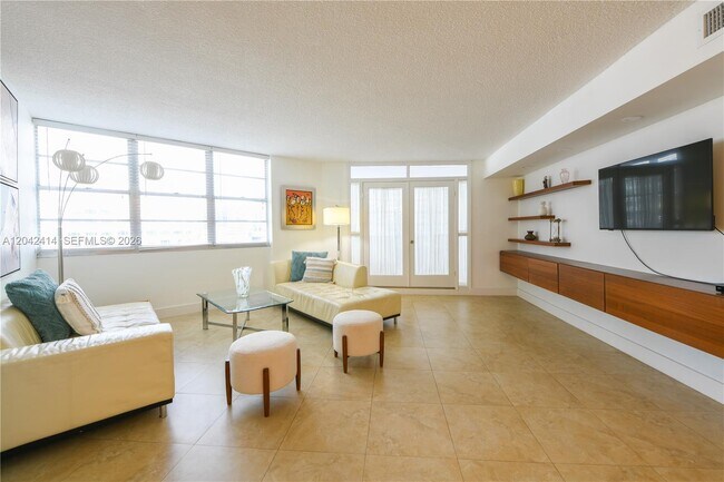 Building Photo - 801 Brickell Bay Dr