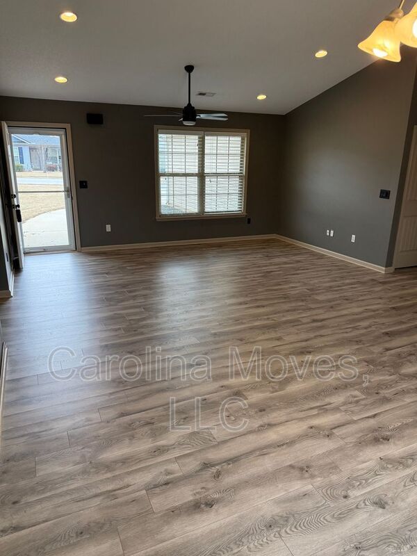 Building Photo - 208 Sleepy River Rd