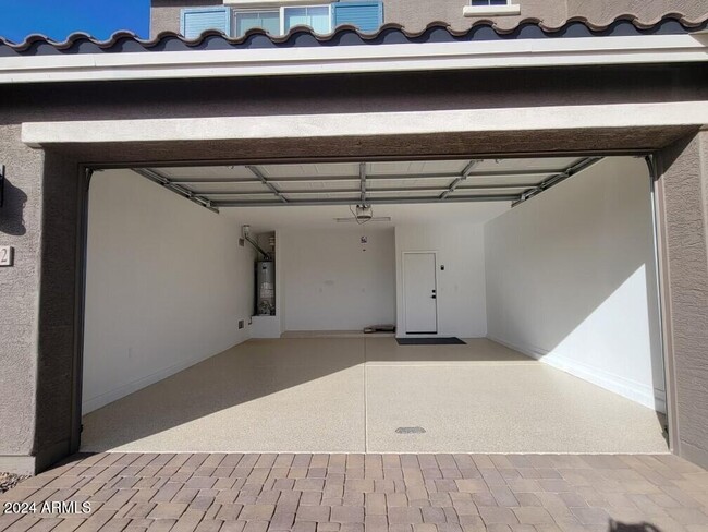 Building Photo - 16802 W Desert Mirage Dr