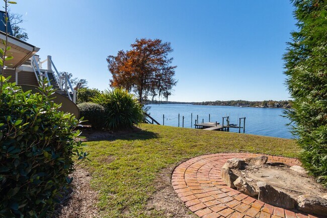 Building Photo - 810A Madam Moores Ln