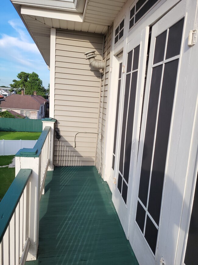 Private Balcony - 2231 Marengo St