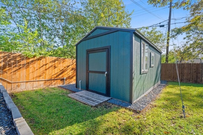 Building Photo - 8801 Redfield Ln